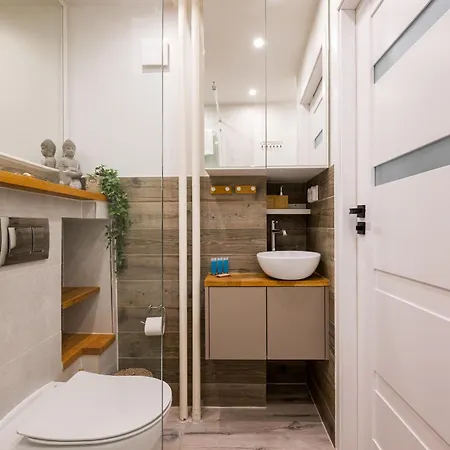 Elblaska Deluxe By Bookinghost *