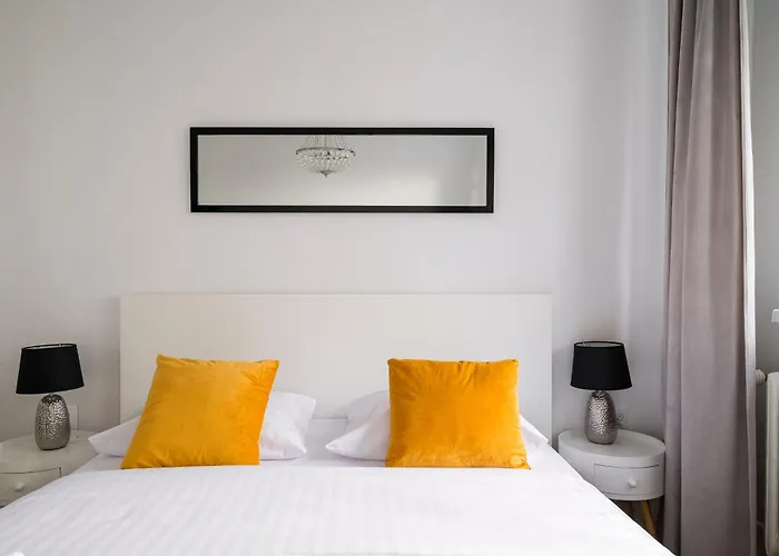 Elblaska Deluxe By Bookinghost